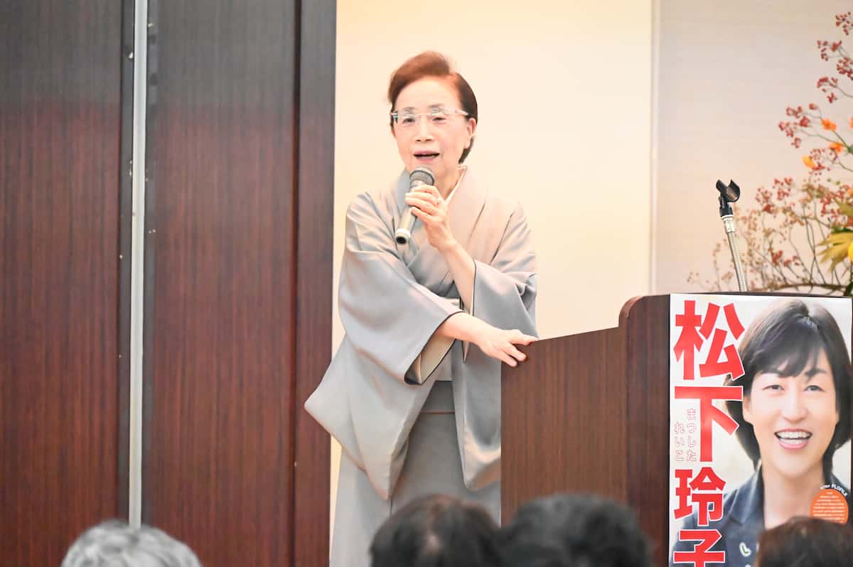 安倍晋三元首相の政治姿勢を批判する立憲民主党の菅直人元首相の夫人、伸子氏=5日午後、東京都武蔵野市(奥原慎平撮影)
